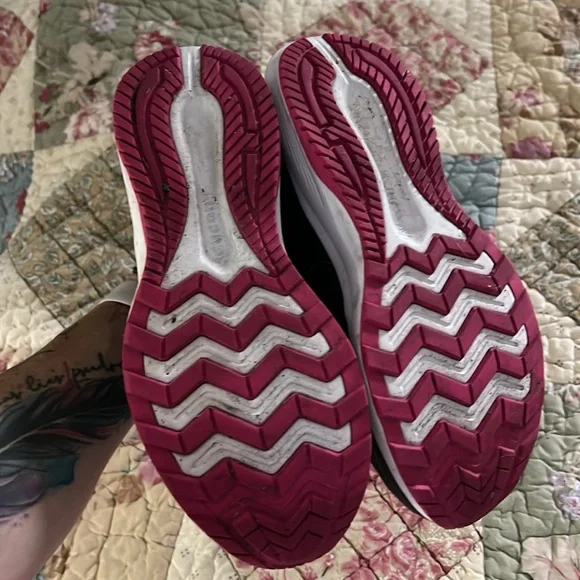 Saucony Women's Black and Pink Athletic Shoes 8.5w - Picture 4 of 5